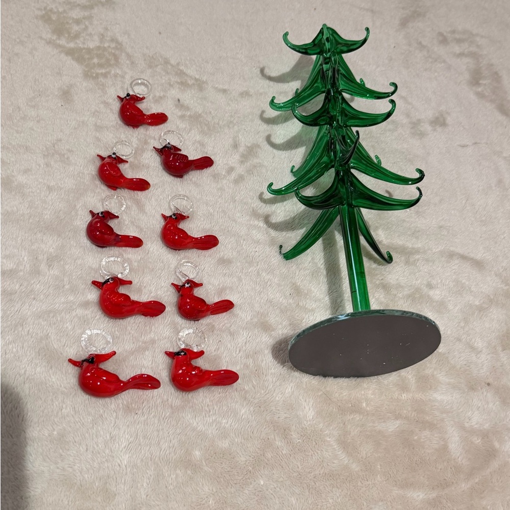 Miniature Glass Christmas Tree with 9 Cardinal Ornaments - Picture 2 of 6